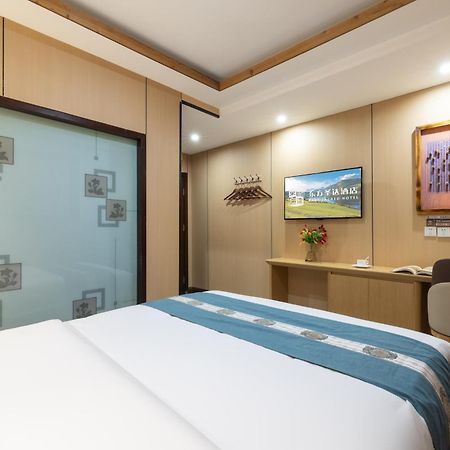 The East Hotel-Very Close To The Drum Tower,The Lama Temple,Houhai Bar Street,And The Forbidden City,There Are Many Old Beijing Traditional Hutongs Around The Hotel ,Experience The Culture Of Old Beijing Hutongs,Near Exit A Of Shichahai On Metro Line 외부 사진