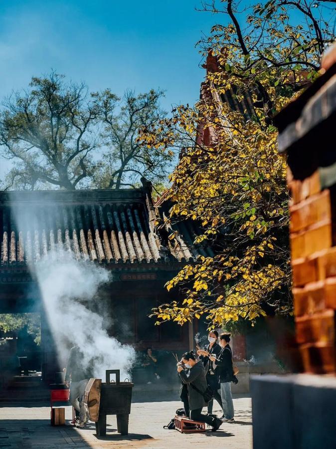 The East Hotel-Very Close To The Drum Tower,The Lama Temple,Houhai Bar Street,And The Forbidden City,There Are Many Old Beijing Traditional Hutongs Around The Hotel ,Experience The Culture Of Old Beijing Hutongs,Near Exit A Of Shichahai On Metro Line 외부 사진