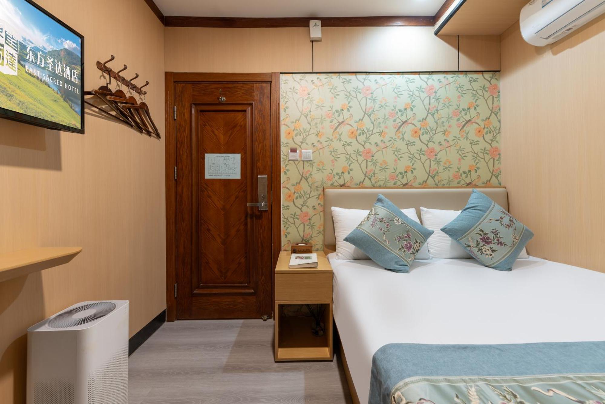 The East Hotel-Very Close To The Drum Tower,The Lama Temple,Houhai Bar Street,And The Forbidden City,There Are Many Old Beijing Traditional Hutongs Around The Hotel ,Experience The Culture Of Old Beijing Hutongs,Near Exit A Of Shichahai On Metro Line 외부 사진