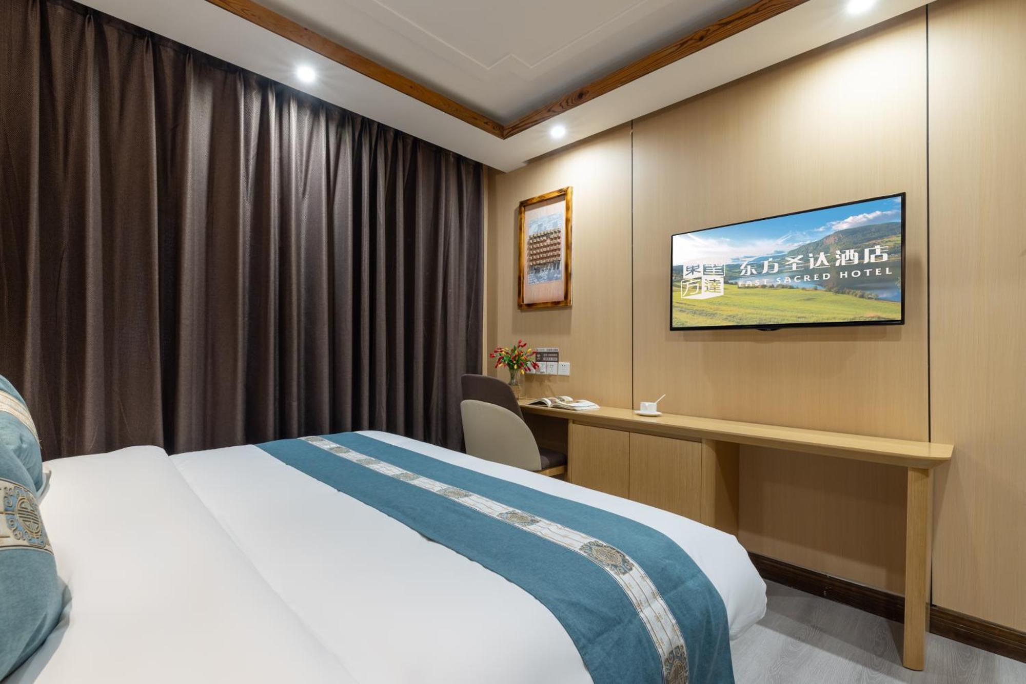 The East Hotel-Very Close To The Drum Tower,The Lama Temple,Houhai Bar Street,And The Forbidden City,There Are Many Old Beijing Traditional Hutongs Around The Hotel ,Experience The Culture Of Old Beijing Hutongs,Near Exit A Of Shichahai On Metro Line 외부 사진