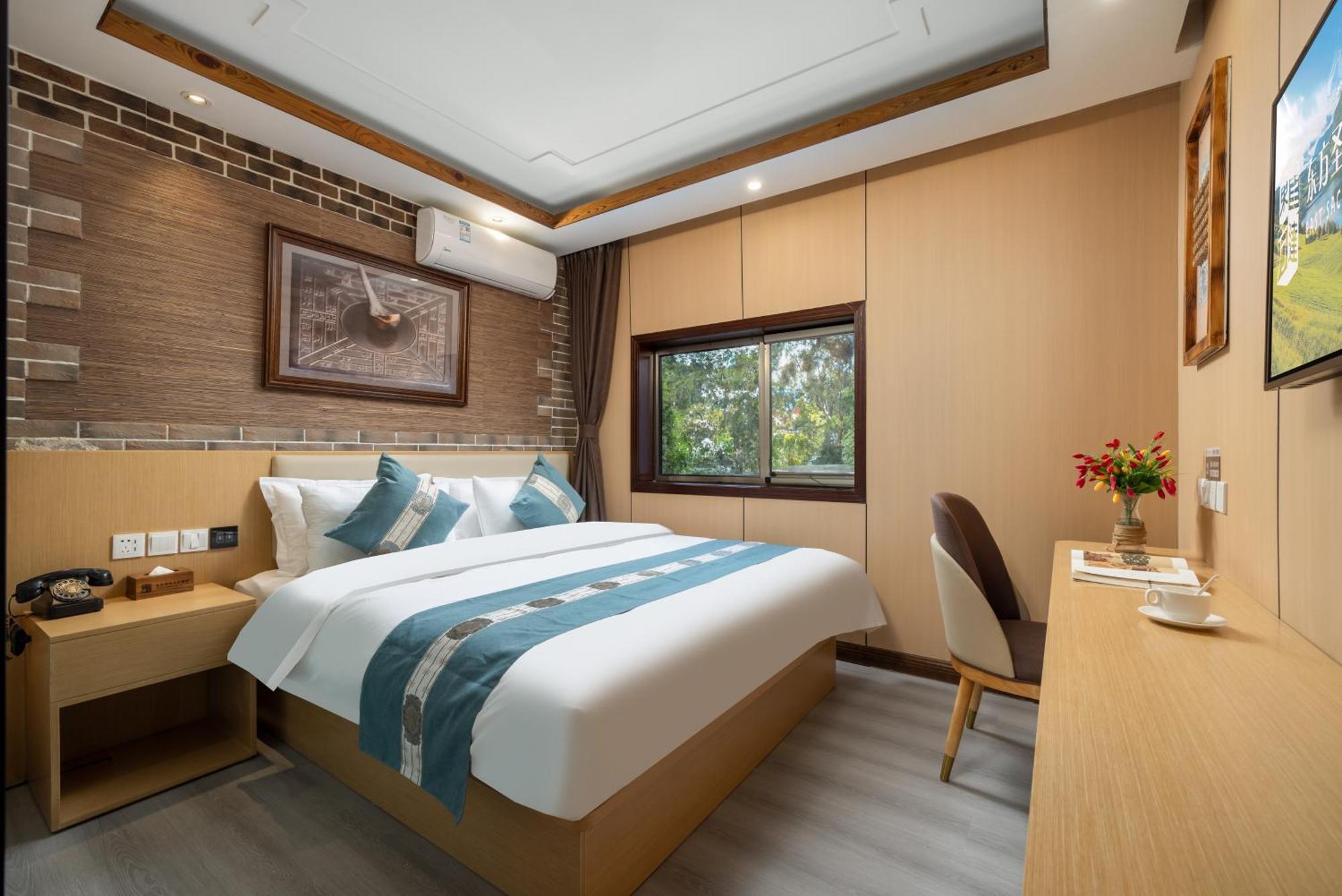 The East Hotel-Very Close To The Drum Tower,The Lama Temple,Houhai Bar Street,And The Forbidden City,There Are Many Old Beijing Traditional Hutongs Around The Hotel ,Experience The Culture Of Old Beijing Hutongs,Near Exit A Of Shichahai On Metro Line 외부 사진