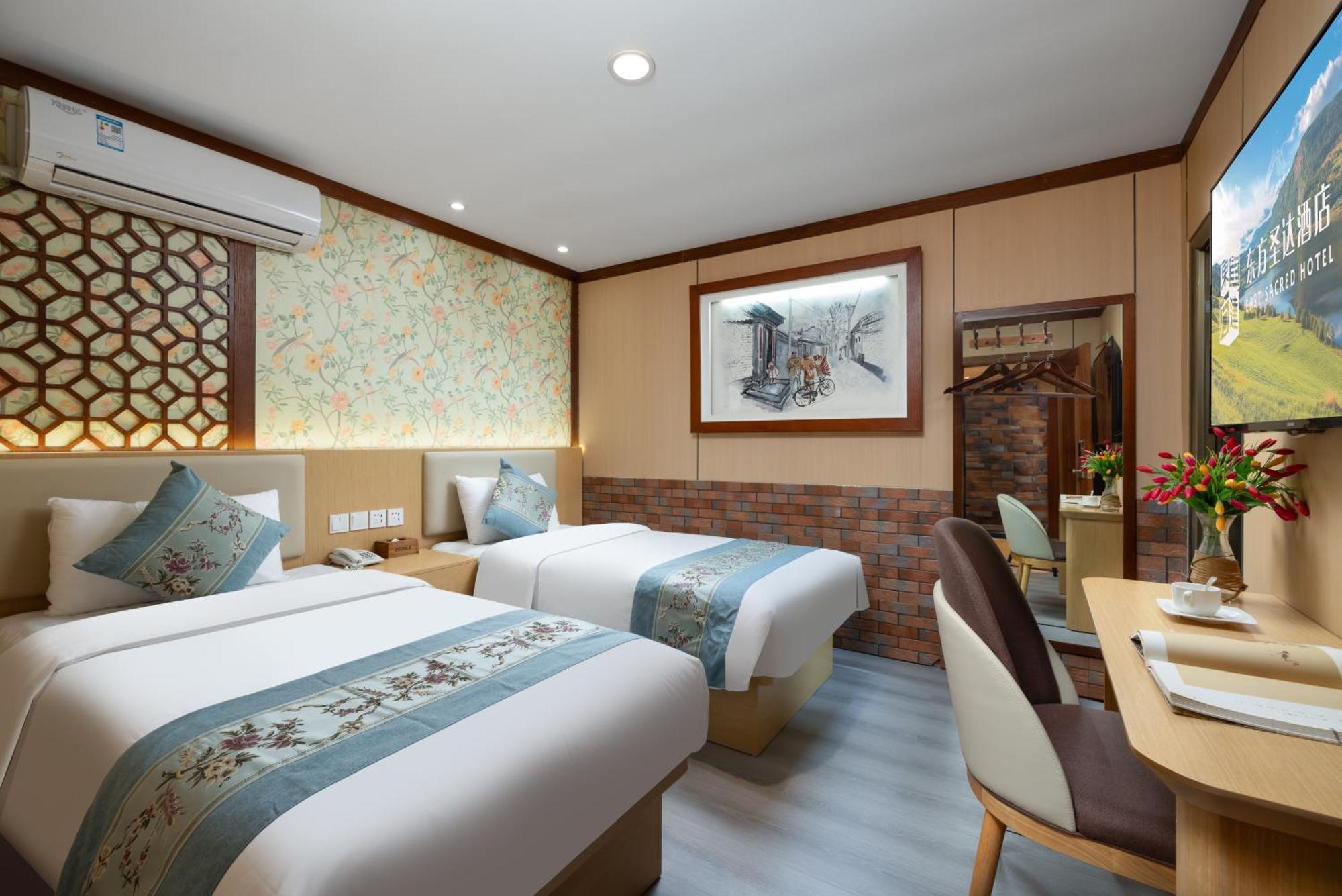 The East Hotel-Very Close To The Drum Tower,The Lama Temple,Houhai Bar Street,And The Forbidden City,There Are Many Old Beijing Traditional Hutongs Around The Hotel ,Experience The Culture Of Old Beijing Hutongs,Near Exit A Of Shichahai On Metro Line 외부 사진