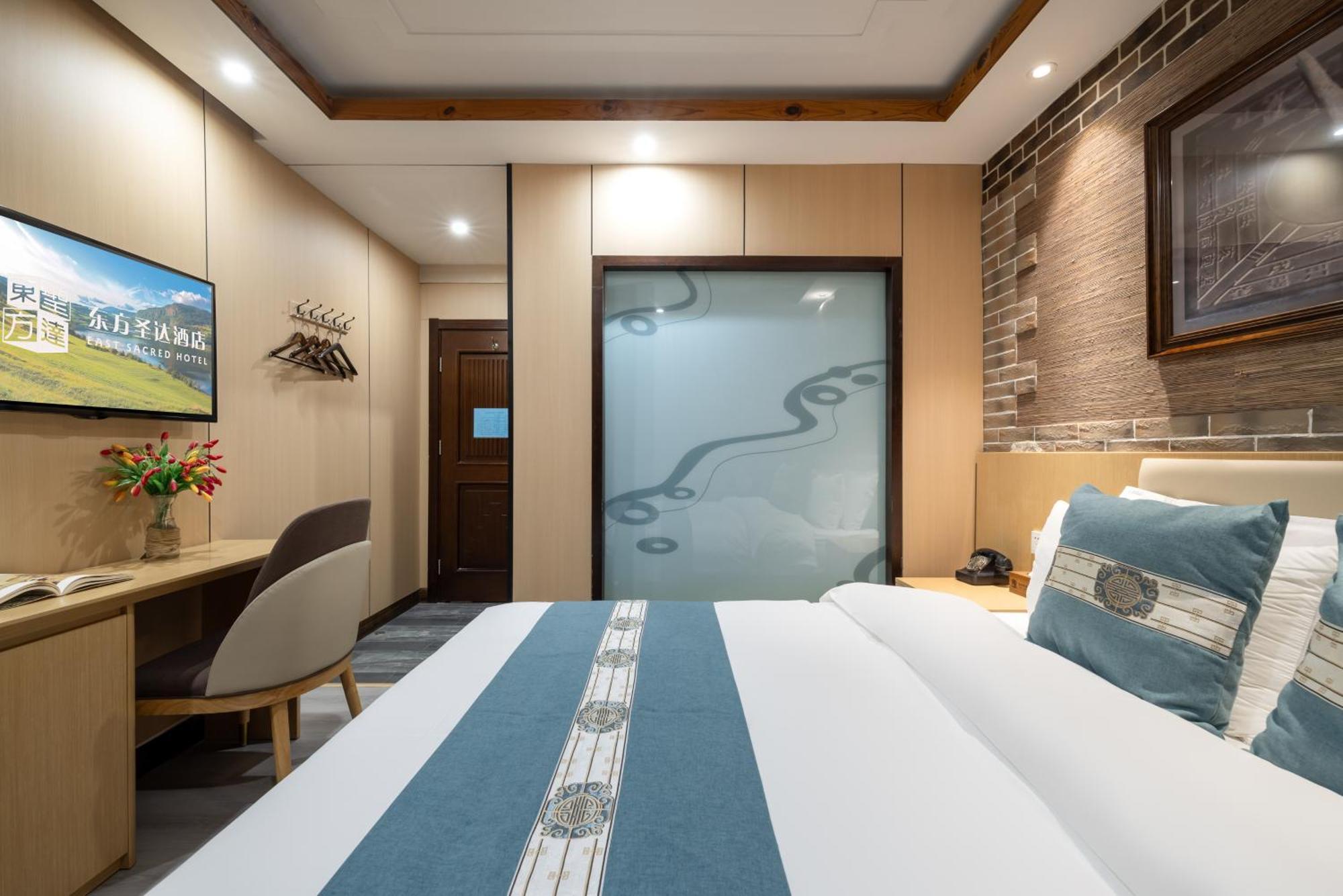 The East Hotel-Very Close To The Drum Tower,The Lama Temple,Houhai Bar Street,And The Forbidden City,There Are Many Old Beijing Traditional Hutongs Around The Hotel ,Experience The Culture Of Old Beijing Hutongs,Near Exit A Of Shichahai On Metro Line 외부 사진