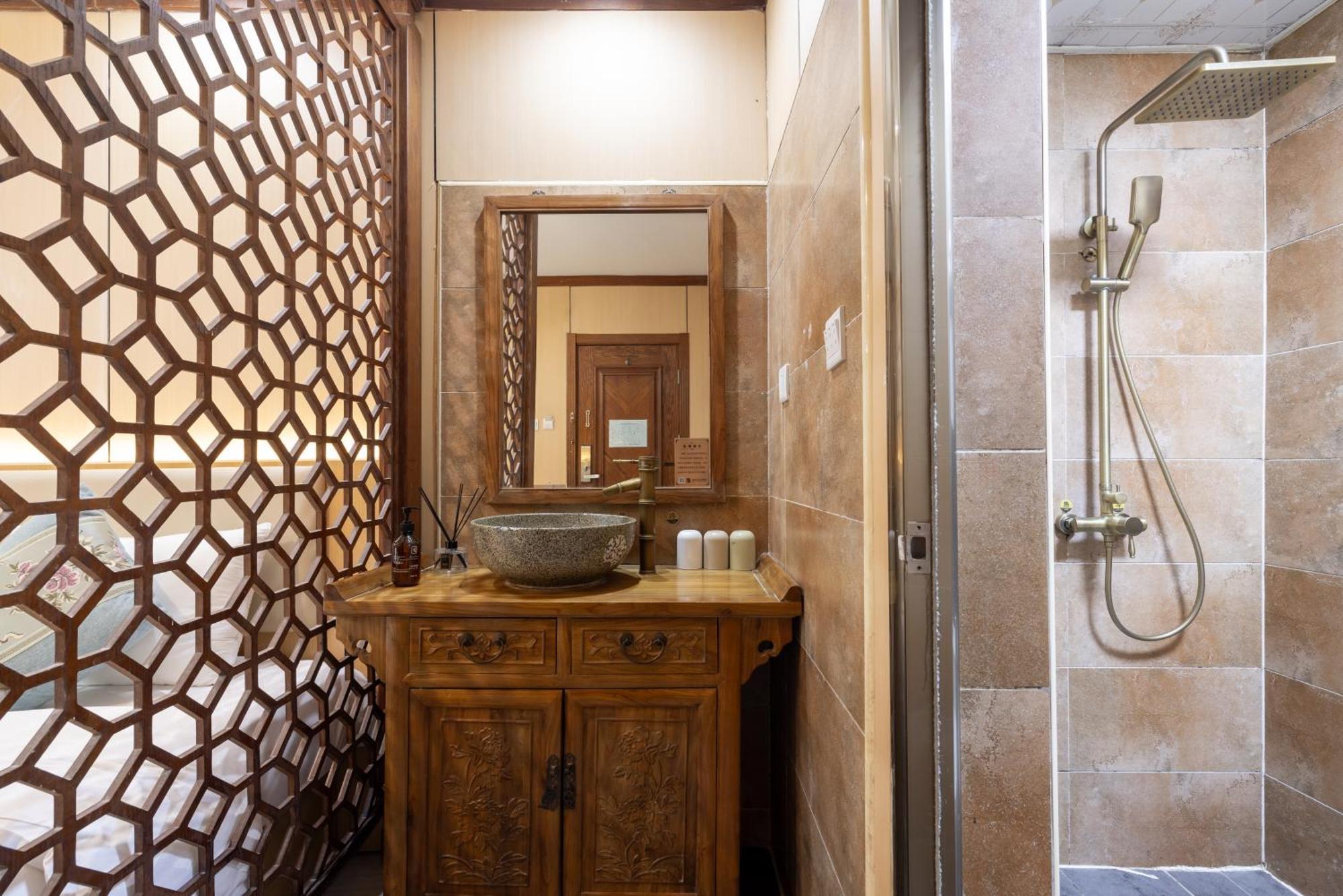 The East Hotel-Very Close To The Drum Tower,The Lama Temple,Houhai Bar Street,And The Forbidden City,There Are Many Old Beijing Traditional Hutongs Around The Hotel ,Experience The Culture Of Old Beijing Hutongs,Near Exit A Of Shichahai On Metro Line 외부 사진