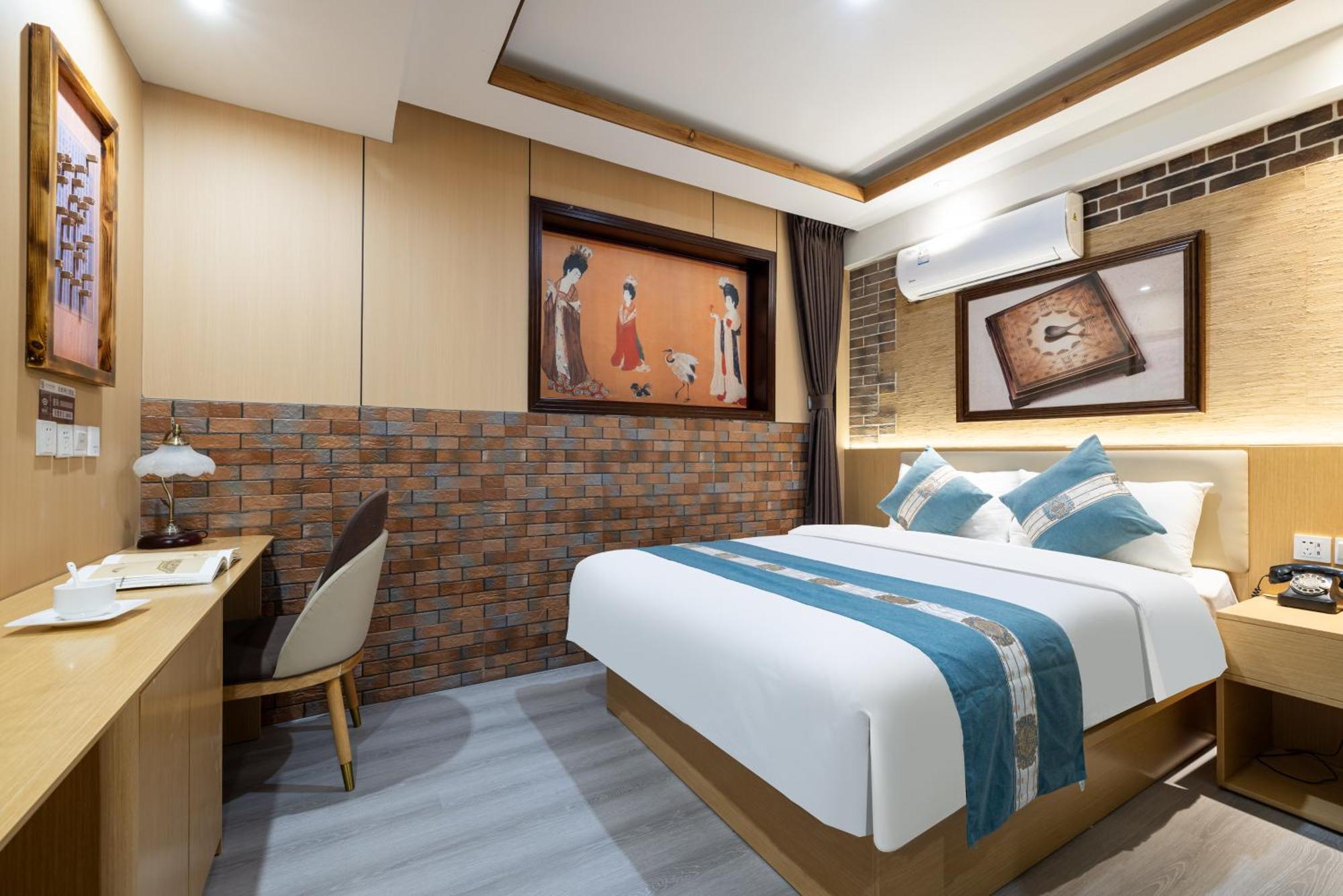 The East Hotel-Very Close To The Drum Tower,The Lama Temple,Houhai Bar Street,And The Forbidden City,There Are Many Old Beijing Traditional Hutongs Around The Hotel ,Experience The Culture Of Old Beijing Hutongs,Near Exit A Of Shichahai On Metro Line 외부 사진