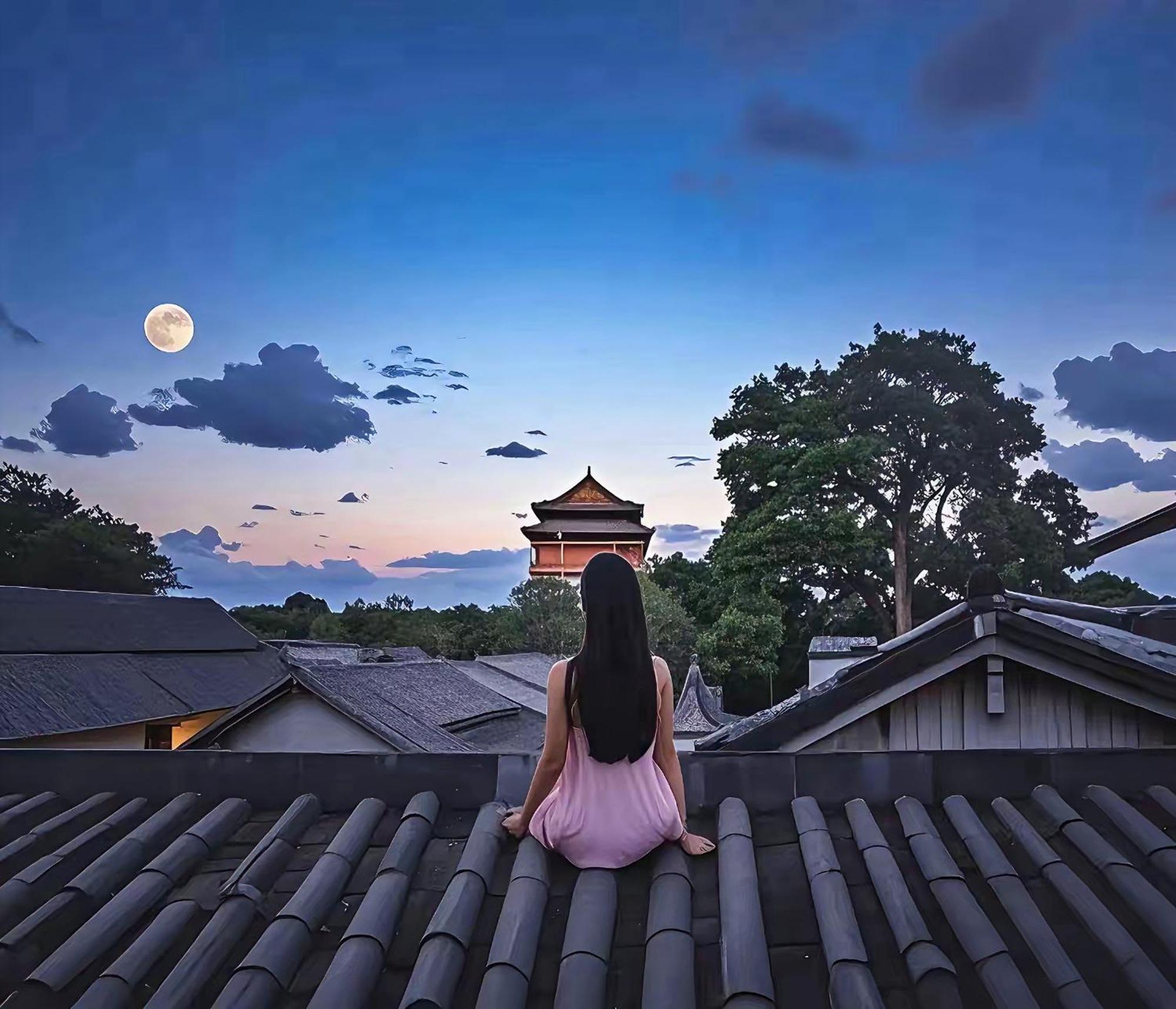 The East Hotel-Very Close To The Drum Tower,The Lama Temple,Houhai Bar Street,And The Forbidden City,There Are Many Old Beijing Traditional Hutongs Around The Hotel ,Experience The Culture Of Old Beijing Hutongs,Near Exit A Of Shichahai On Metro Line 외부 사진