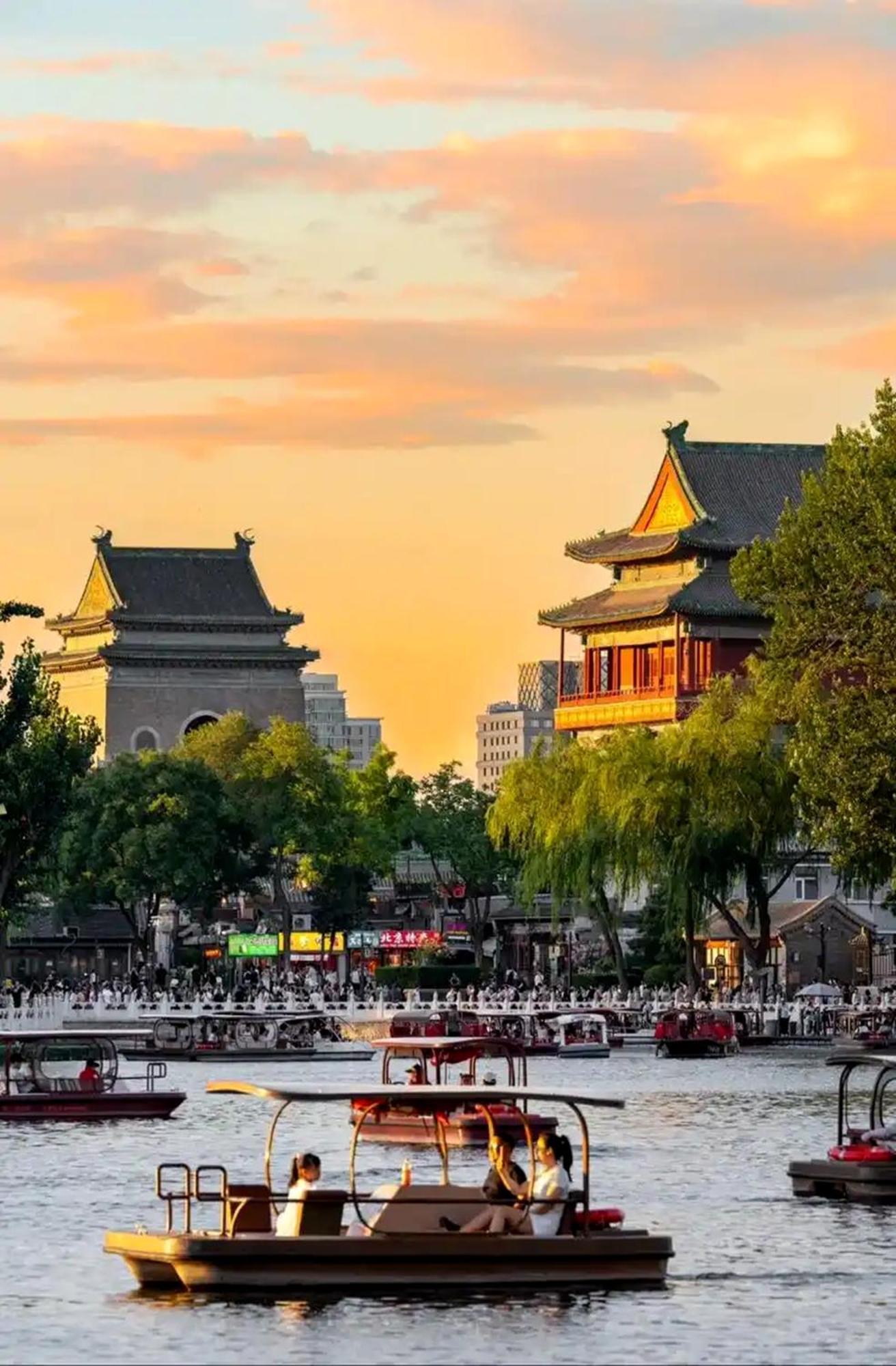 The East Hotel-Very Close To The Drum Tower,The Lama Temple,Houhai Bar Street,And The Forbidden City,There Are Many Old Beijing Traditional Hutongs Around The Hotel ,Experience The Culture Of Old Beijing Hutongs,Near Exit A Of Shichahai On Metro Line 외부 사진